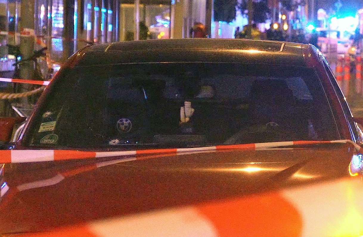 Policajti zaisťujú stopy po streľbe v nemeckej metropole Berlín.