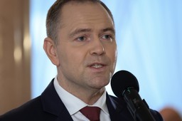 hiszpanie uderzyli w karola nawrockiego. przypomnieli niechlubną przeszłość prezydenta