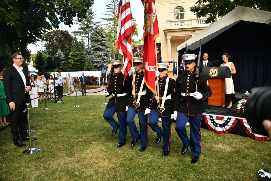 Na početku su intonirane obe himne
