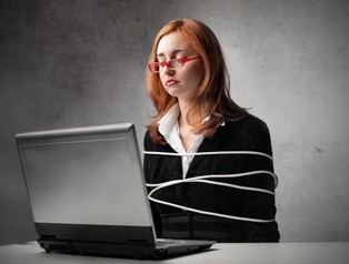 "FT": Nie ma kraju, który nie próbuje kontrolować treści dostępnych w sieci