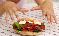 Jak poradzić sobie z wilczym głodem? Dietetyczka radzi