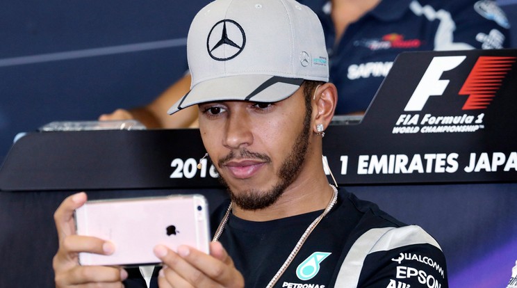 A Japán Nagydíj sajtótájékoztatóját Lewis Hamilton unalmasnak találta, ezért elkezdett művészkedni /Fo­tó: MTI