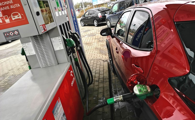 Tankowanie benzyny na stacji paliw