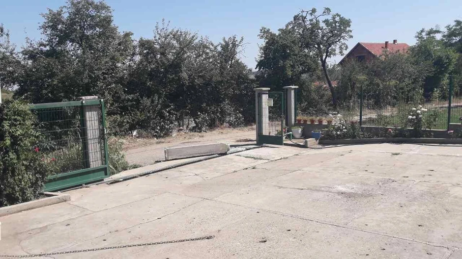 Dvorišna kapija srušena je sudskom odlukom i tuda će prolaziti put