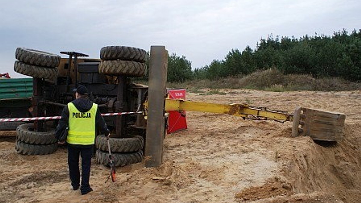 Do wypadku doszło wczoraj w prywatnej żwirowni w okolicach Wieruszowa. 57-letni mężczyzna ładował koparką żwir do własnej ciężarówki. Koparka przewróciła się i śmiertelnie przygniotła mężczyznę.