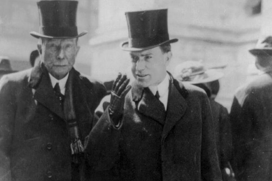 Uznawany za jednego z najbogatszych w historii świata John D. Rockefeller (z lewej) wraz z synem