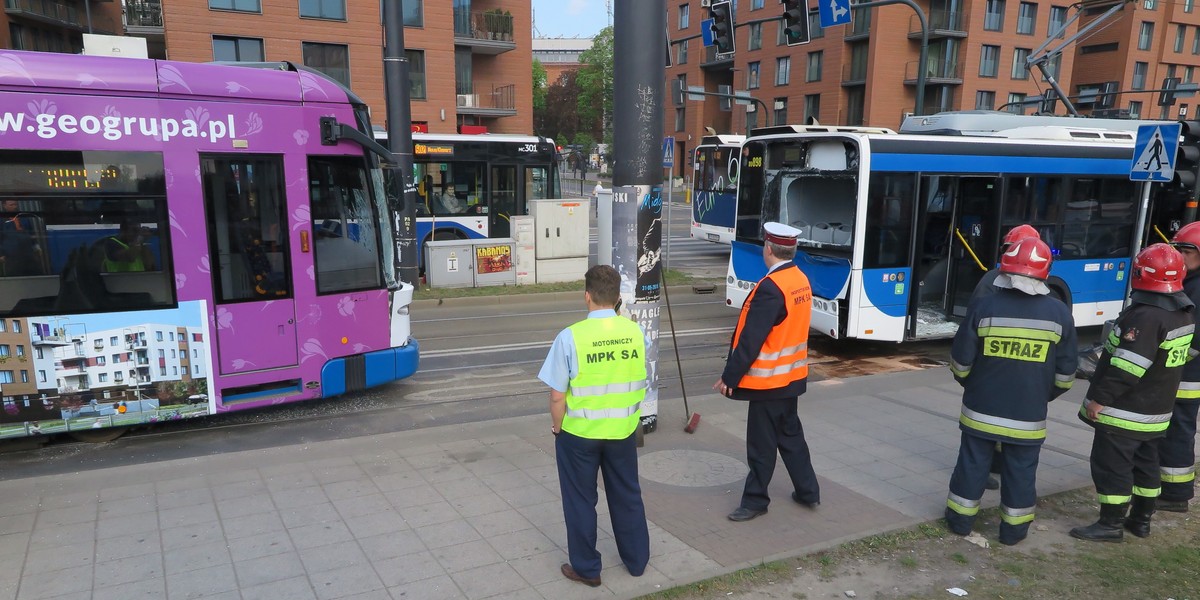 Zderzenie autobusu z tramwajem.