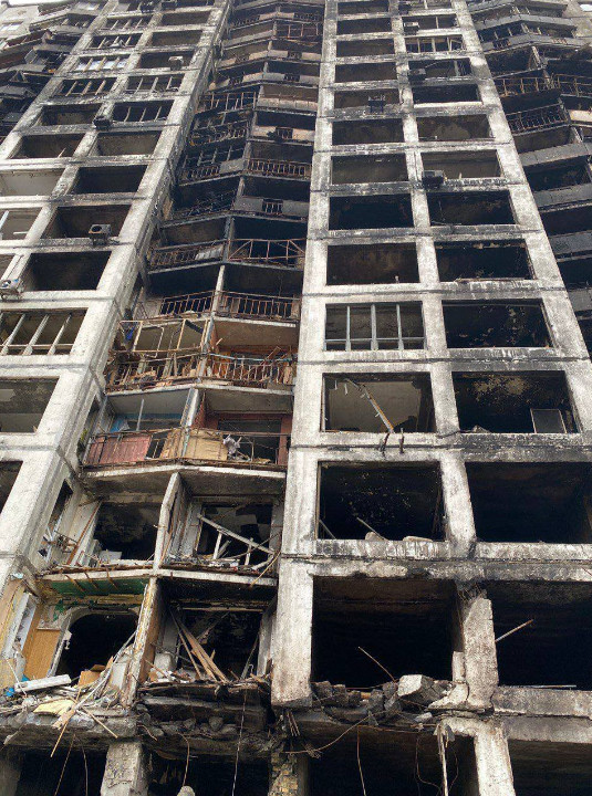 Wieżowiec w kijowskiej dzielnicy Swiatoszyni po bombardowaniu