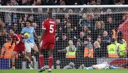 gol z połowy boiska unieważniony przez var. kuriozalna sytuacja w meczu liverpool - manchester city