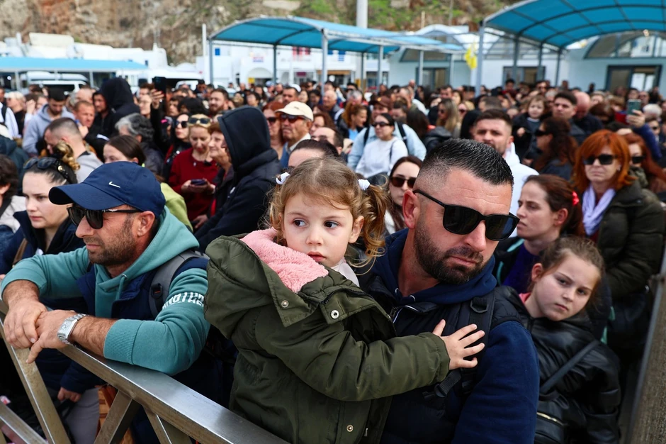 Ljudi beže sa Santorinija zbog serije zemljotresa