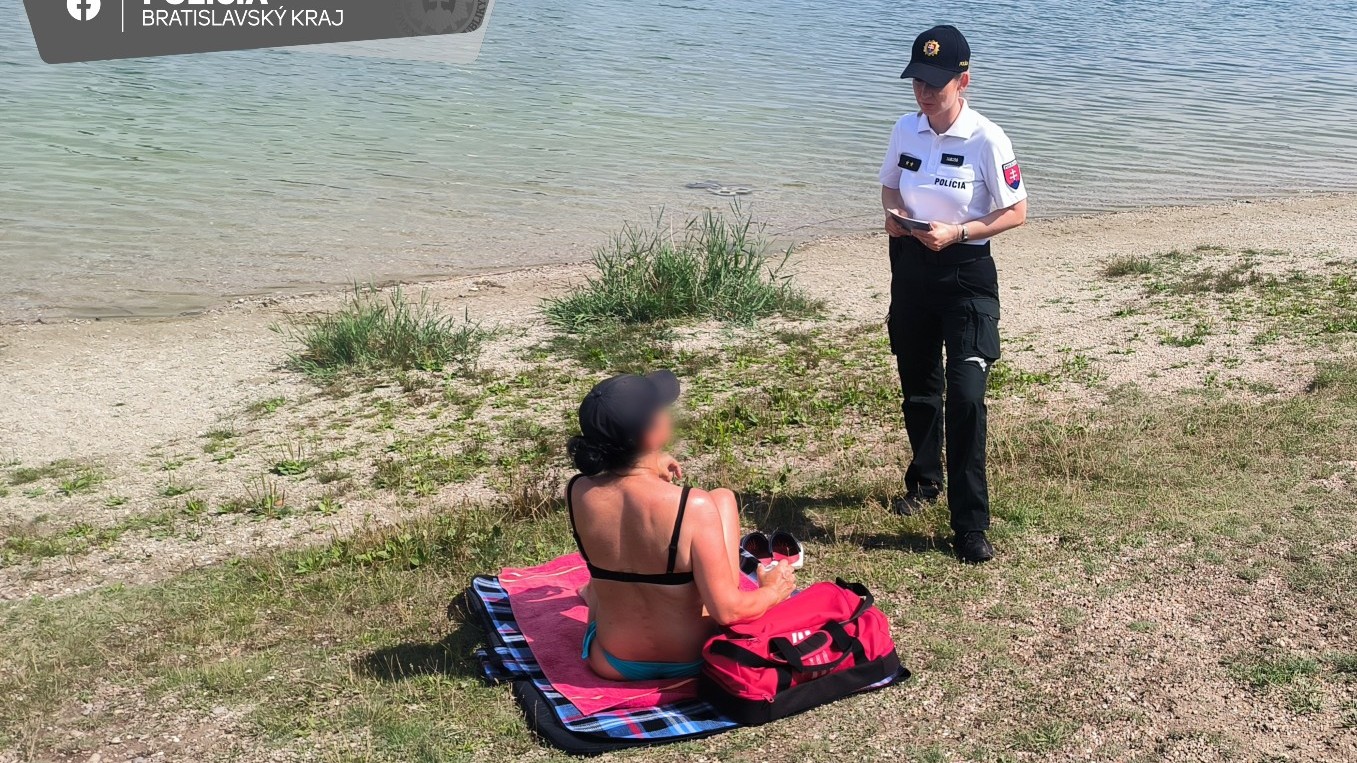 Polícia upozorňuje návštevníkov kúpalísk a jazier na narastajúci počet krádeží.