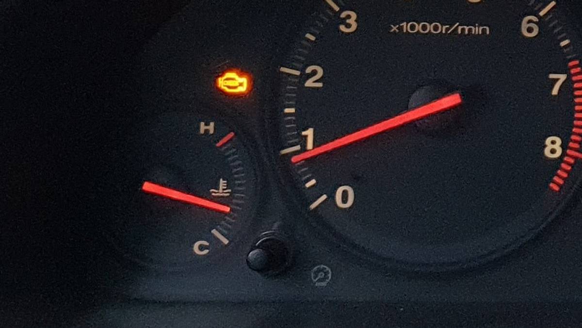 Kontrolka "Check engine". Co dokładnie znaczy? Co należy zrobić, gdy
