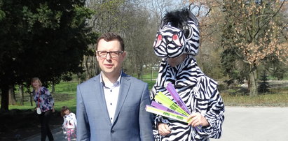 Wyjątkowa lekcja bezpieczeństwa. Dzieci będzie uczyła... zebra