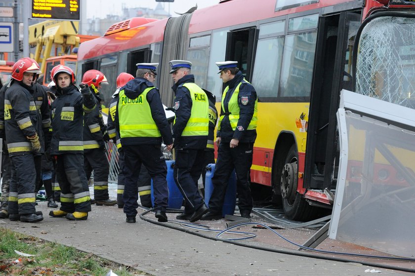 Na Przystanek Wjechał Autobus Pełen Ludzi 1 osoba nie żyje, pięć jest rannych. Wypadek we Wrocławiu. Autobus