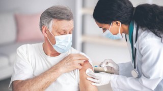 KE zawiesza odbiór szczepionek Pfizera. Bruksela popiera Polskę w walce o logikę szczepionkową