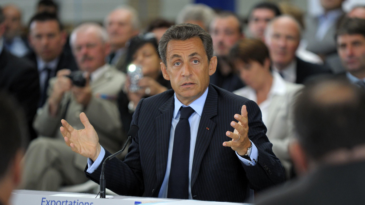 Według francuskiego tygodnika satyrycznego "Le Canarde Enchaine" prezydent Nicolas Sarkozy zarzucił Niemcom, że postępują egoistycznie i niesolidarnie w obliczu kryzysu zadłużenia w strefie euro. Sarkozy dzisiaj po południu przybędzie do Berlina.
