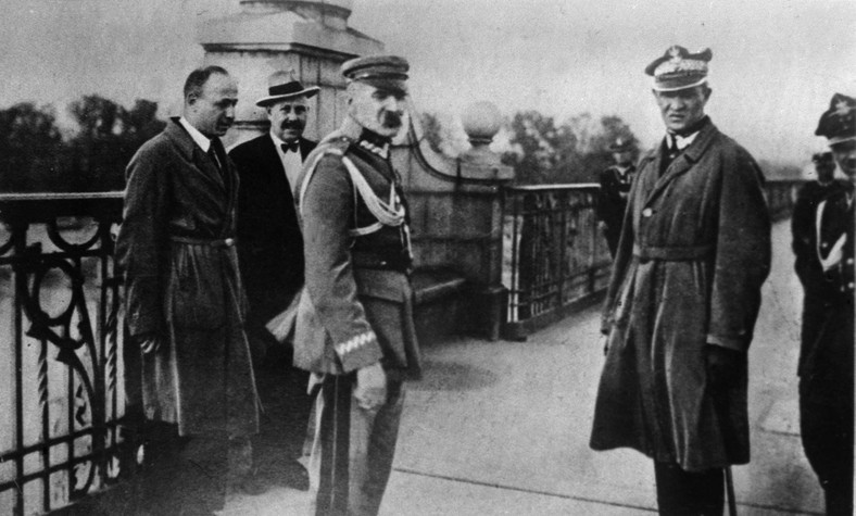 Józef Piłsudski przed zamachem stanu, w oczekiwaniu na rozmowę z prezydentem Stanisławem Wojciechowskim. 1926 r.