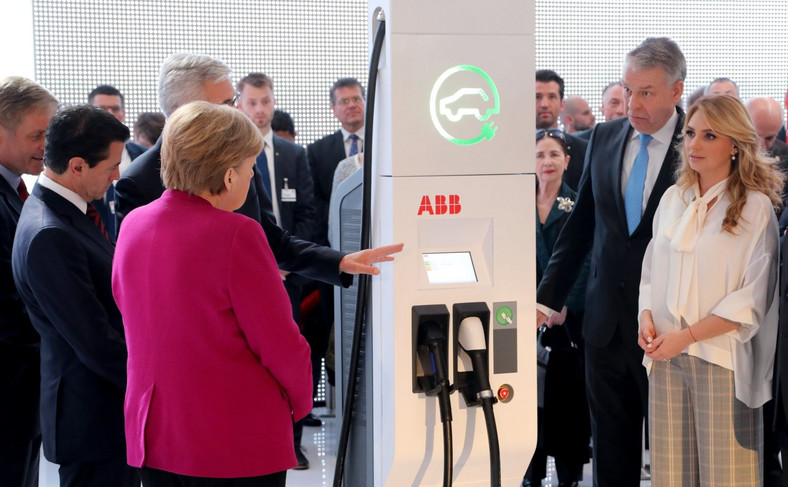 Kanclerz Angela Merkel przed ładowarką Terra HP