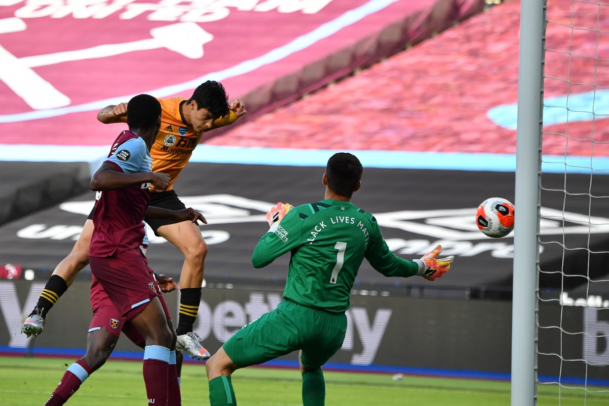Raul Jimenez strzela gola dla Wolverhampton