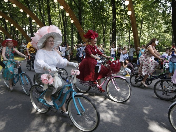 Parada kobiet na rowerach w Moskwie