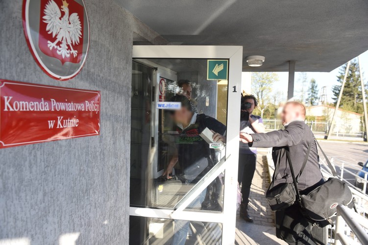 Policyjni technicy wchodzą do budynku Komendy Powiatowej Policji w Kutnie