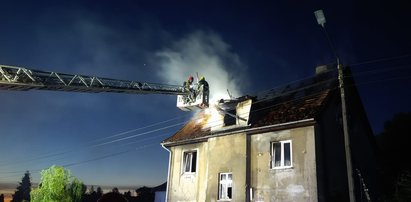 Dramat w Jegłowniku. W nocy obudził ich ogień. Matka z dziećmi skakała z okna