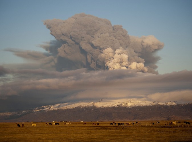 Erupcja wulkanu Eyjafjallajoekull na Islandii, sfotografowana 17 kwietnia 2010