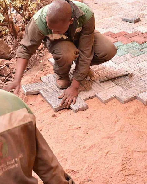 Kenijczycy robią cegły z odzyskanego plastiku. Są trwalsze niż beton! 