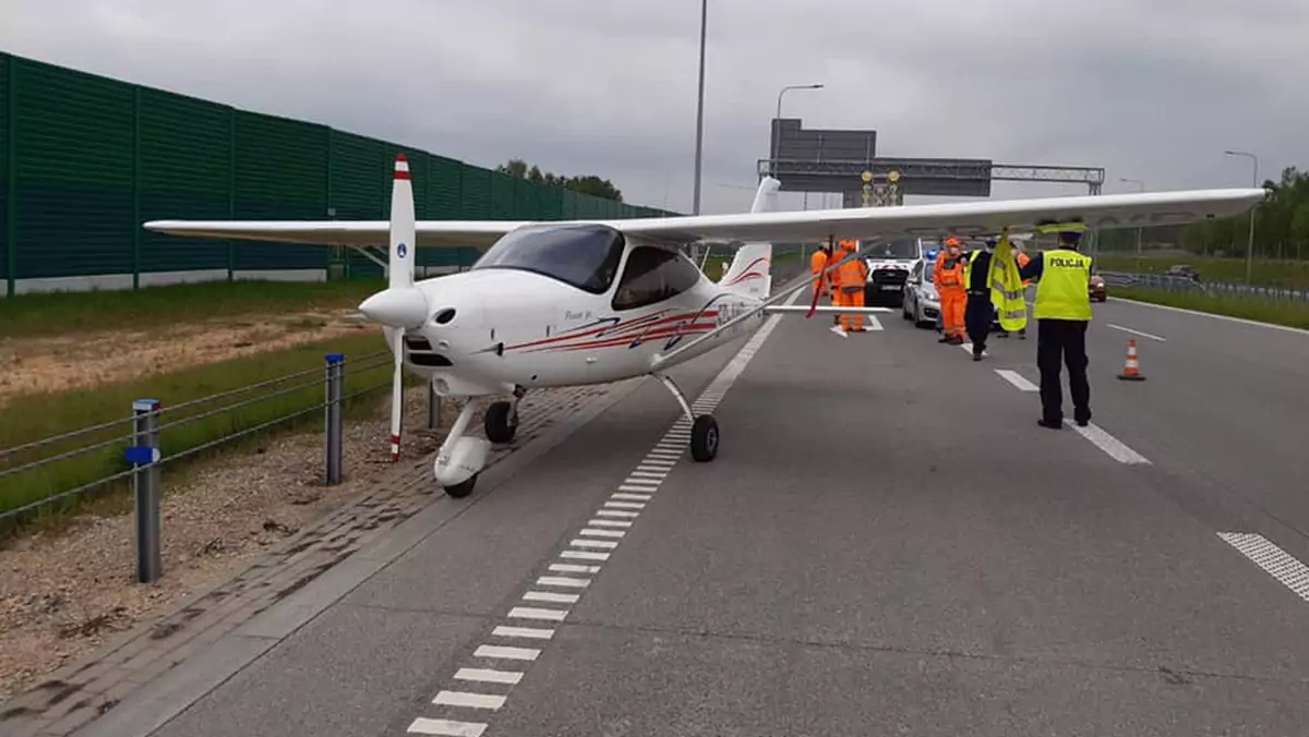 Awionetka Tecnam na autostradzie A1