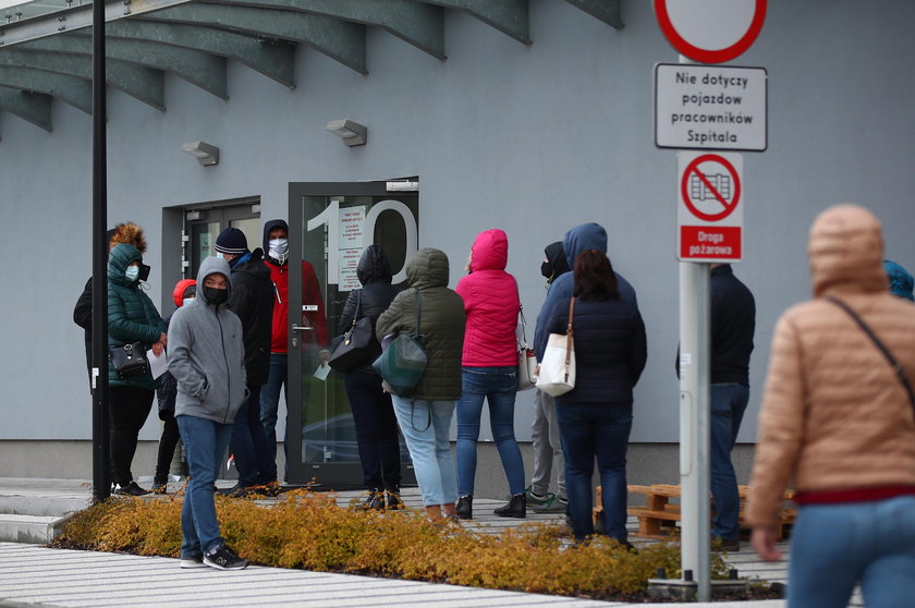 Kolejka do testu przed Szpitalem Uniwersyteckim w Krakowie