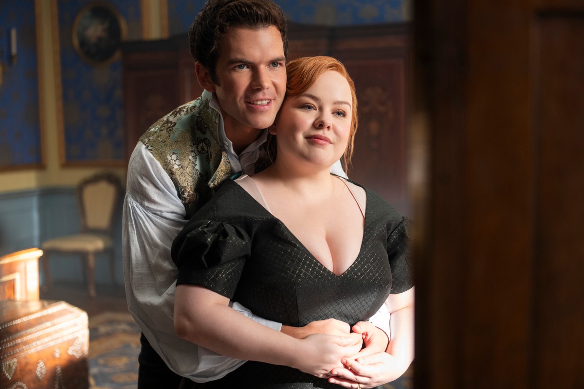 Luke Newton jako Colin Bridgerton oraz Nicola Coughlan jako Penelope Bridgerton w czwartym sezonie serialu "Bridgertonowie"