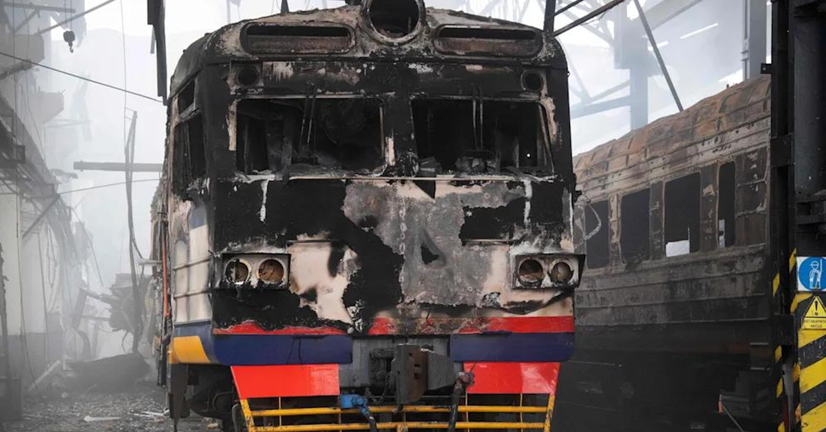 Pociąg w ogniu! Potężny rosyjski atak na ukraińską kolej.