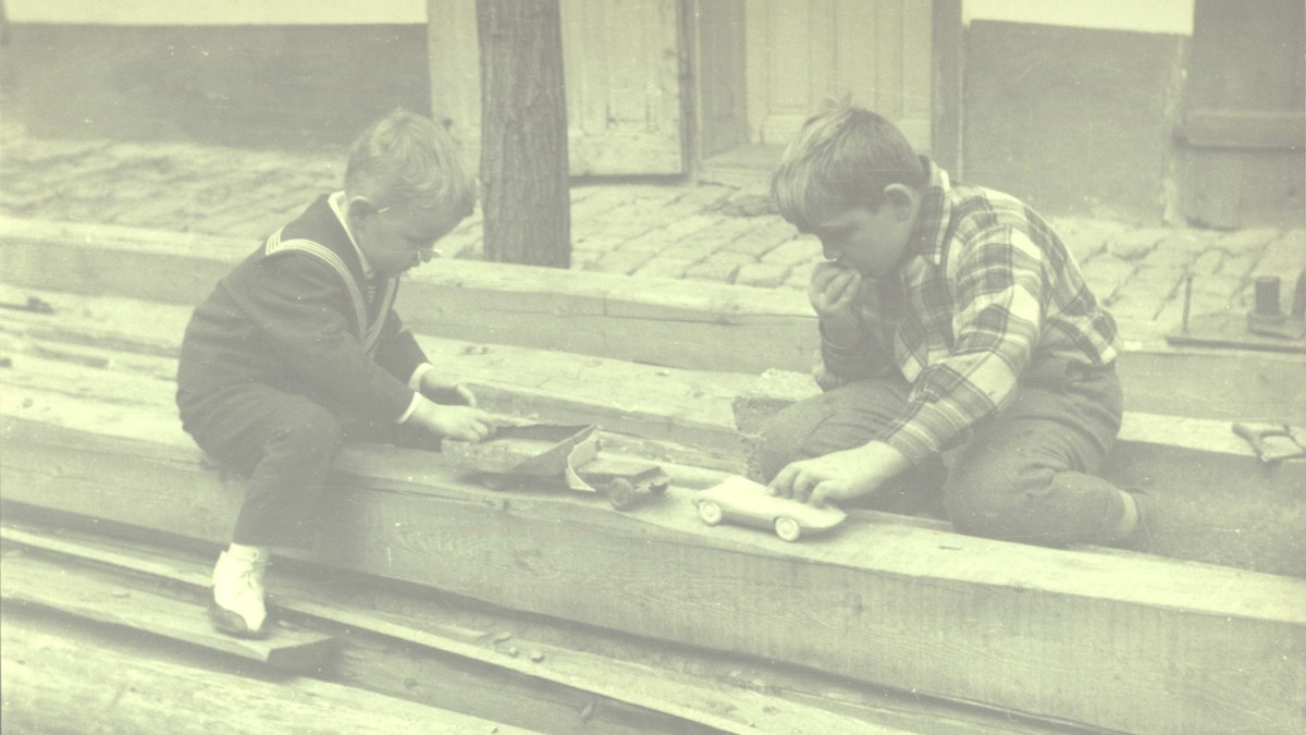 Ovako su vaspitavana deca u bivšoj Jugoslaviji: Stilovi roditeljstva zbog kojih bi današnje mame pale u nesvest (Ilustracija)