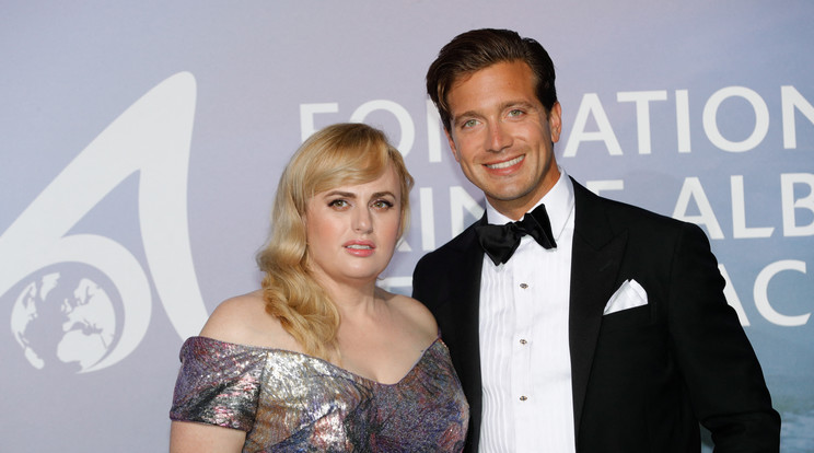 Rebel Wilson és párja, Jacob Monaco-ban a jótékonysági gálán./ Fotó: Northfoto