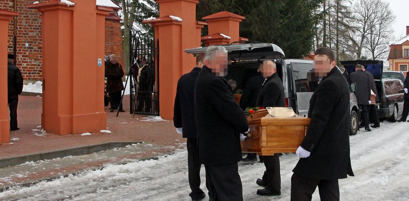 Pochowali zabójcę w grobie z ofiarami!