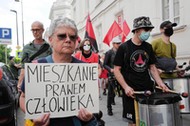 Warszawa, 19.07.2021. Aktywistka Katarzyna Augustynek (L) znana jako Babcia Kasia podczas ogólnokrajowego protestu organizacji lokatorskich pod hasłem Ani dnia więcej reprywatyzacji!, 19 bm. Protestujący domagają się przyjęcia przez Senat przegłosowanej w Sejmie 24 czerwca br. nowelizacji Kodeksu postępowania administracyjnego.