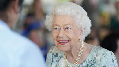 Melltartó nélkül, félmeztelenül találkozott rendszeresen egy boltossal II. Erzsébet királynő