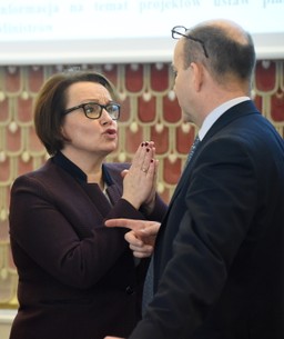 Gimnazja zanim zgasną, będą płonąć dwa lata. Reforma dopiero w 2018 roku