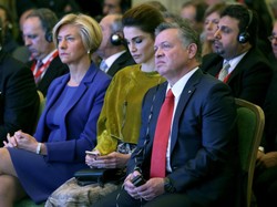 Mała, ale wpadka! Królowa Rania na ważnej konferencji dała się przyłapać na...