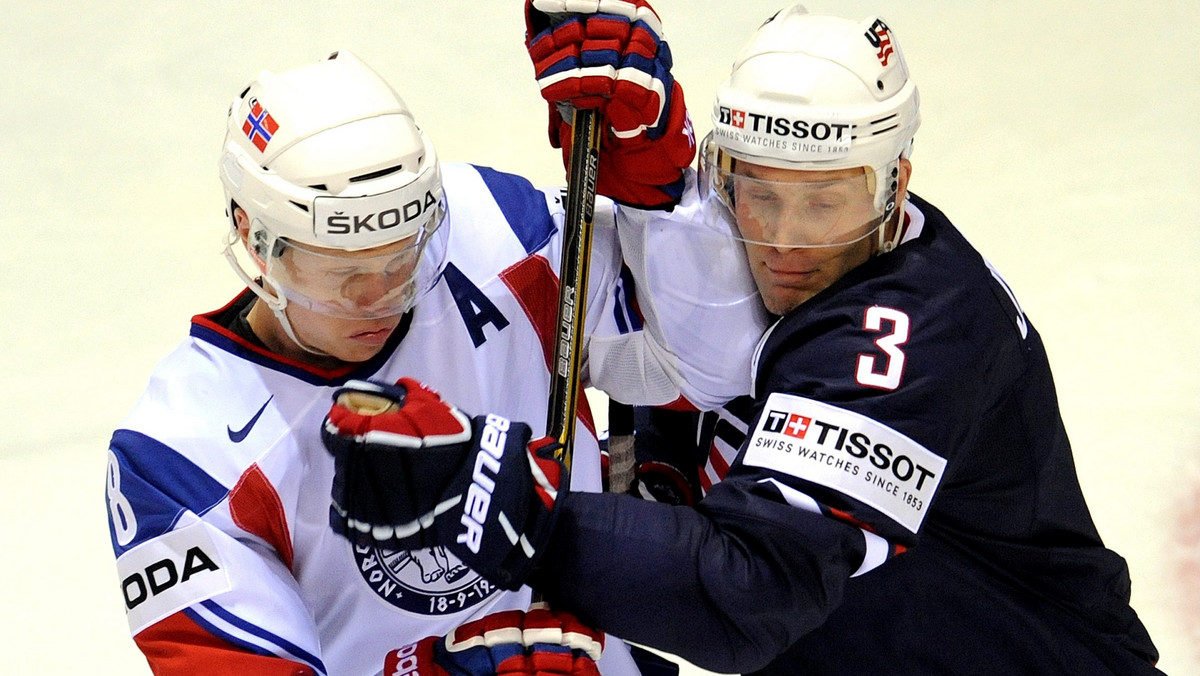 Stany Zjednoczone pokonały w Koszycach Norwegię 4:2 (0:2, 0:0, 4:0) w meczu grupy C mistrzostw świata w hokeju na lodzie. Wieczorem, w drugim spotkaniu tej grupy Szwedzi zmierzą się z Austriakami.