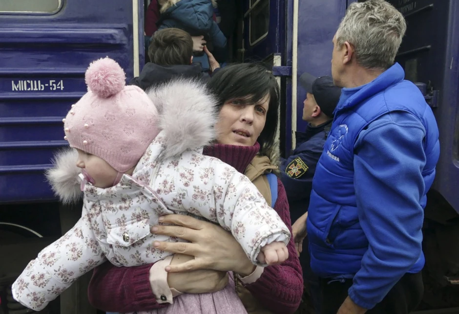 Evakuisane porodice iz Donjecke i Dnjepropetrovske oblasti na stanici u Mukačevu na zapadu Ukrajine