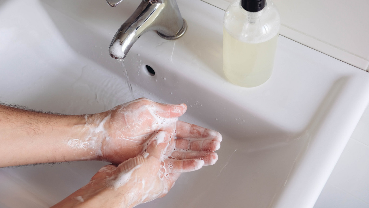 Czym najlepiej myć ręce? Odpowiedź cię zaskoczy
