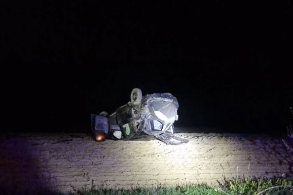 (FOTO) NASTRADAO MUŠKARAC KOD LOZNICE Jeziva nesreća tokom noći: Automobil sleteo s puta, potpuno SMRSKAN