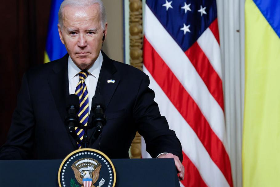 Joe Biden ma uprawnienie, które pozwoli mu wysłać broń Ukrainie bez zgody Kongresu. Na co więc czeka? (Zdjęcie ze spotkania z Wołodymyrem Zełenskim 12 grudnia 2023 r.)