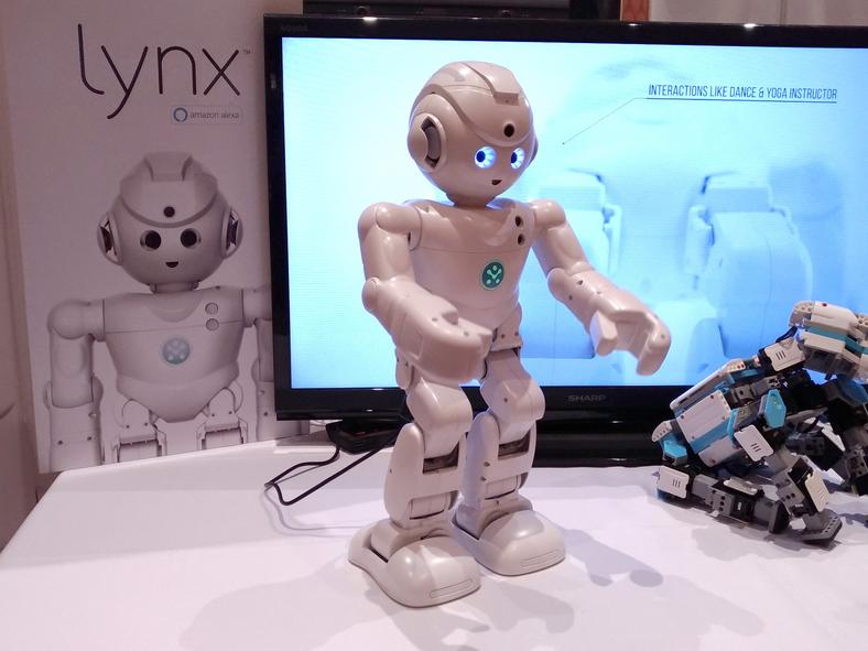 Humanoidalny robot Ubtech Lynx - sam chodzi, ma chwytne łapki, wbudowane czujniki zbliżeniowe, kamery i rozpoznaje komunikaty głosowe dzięki mechanizmom Amazon Alexa