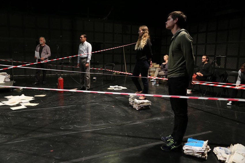 Predstava se bavi rekonstrukcijom dve tragedije