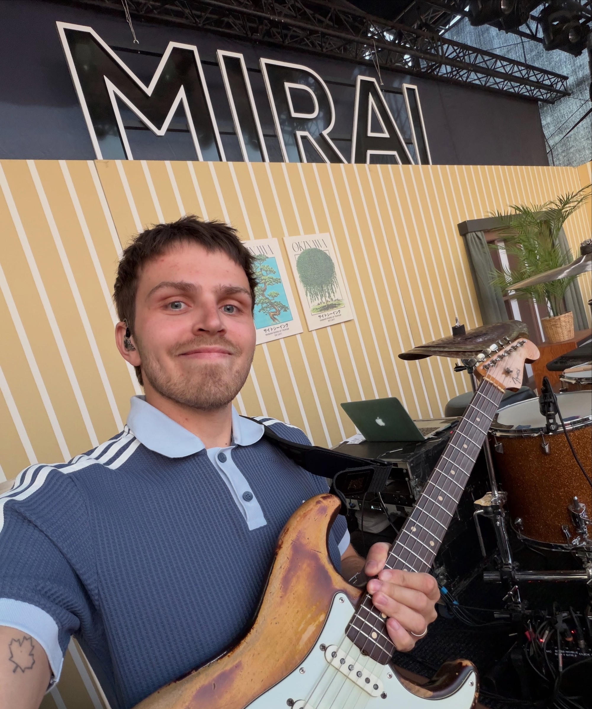 Gitarista českej skupiny Mirai Tomáš Javůrek. 