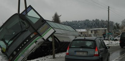 Autobus z dziećmi wjechał do rowu!