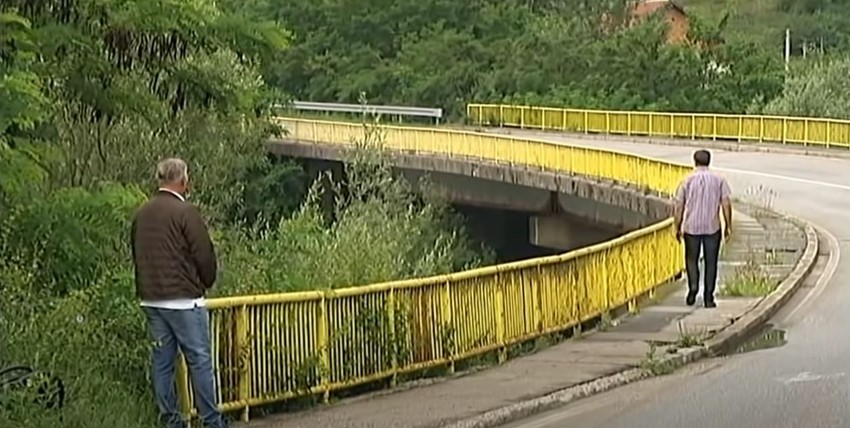 Amir i Dragan na mostu, dve decenije nakon što su se rastali