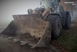 Ładowarką spychał innych kierowców i jeździł po chodniku. Policja nie miała litości